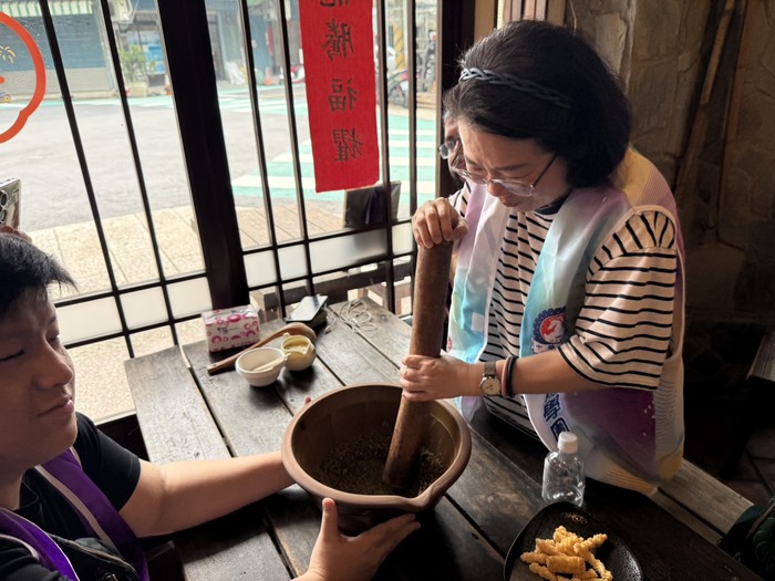 國際專修部莊組長親手體驗研磨