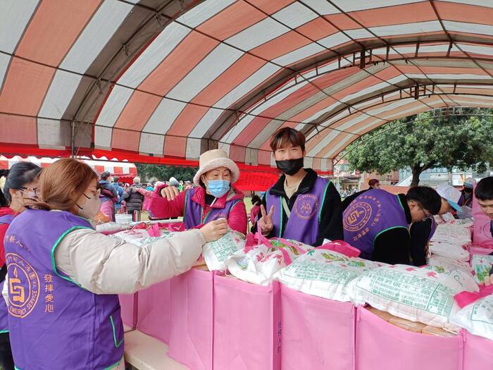 2024.01.21 Helping Distribute Supplies IIImage