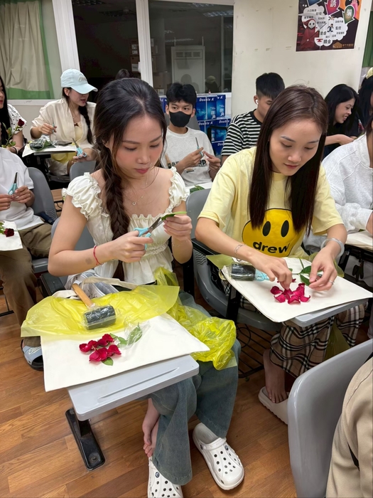 學生專心排花圖片