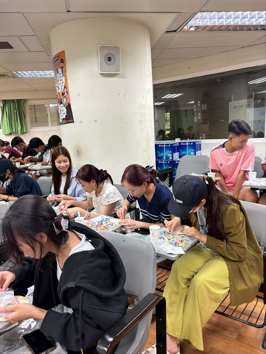 學生專心排花圖片