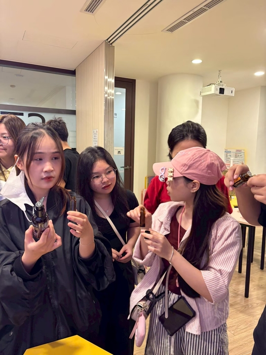 學生挑選自己喜歡之香氣圖片