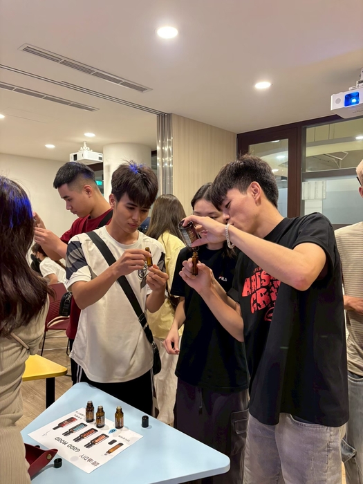 學生挑選自己喜歡之香氣圖片