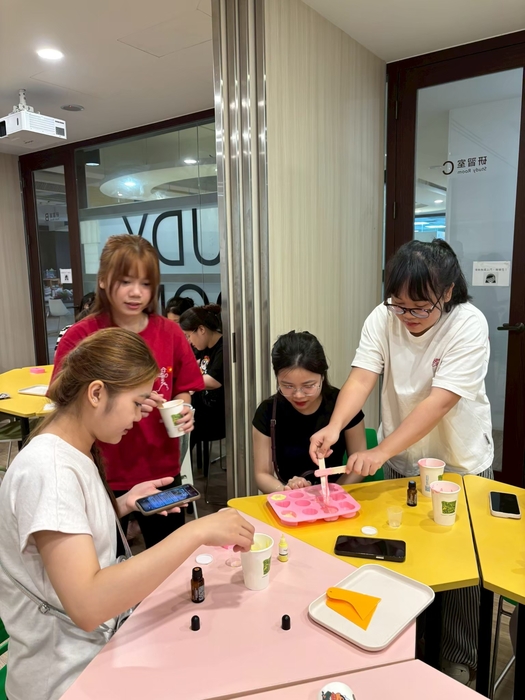 老師幫學生灌模圖片