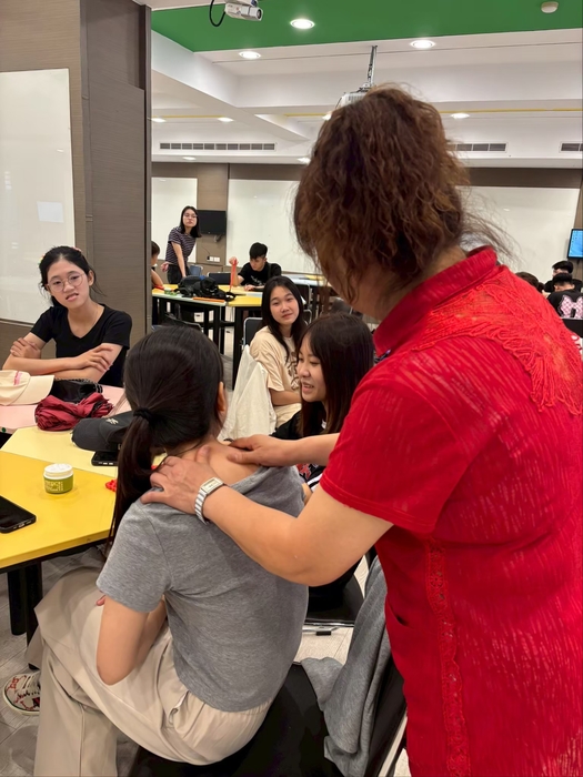 學生互動~幫同學按摩圖片