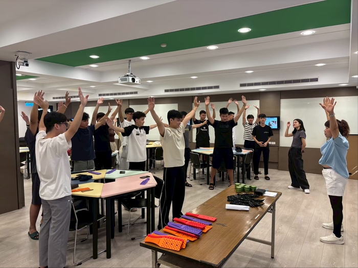 老師給學生熱身~圖片