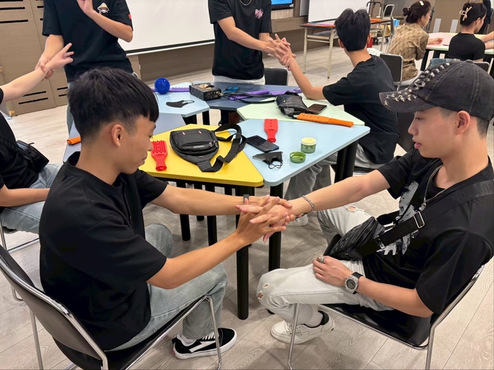 學生互動手摩圖片