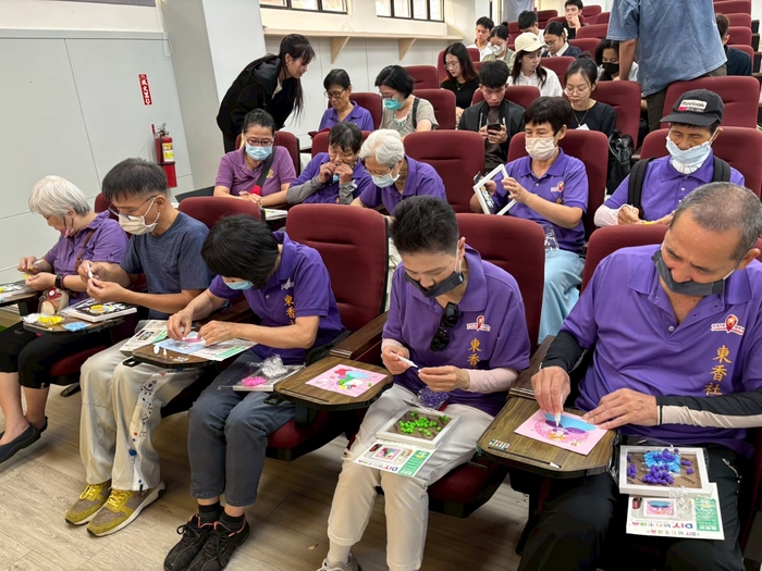 2025.10.17 文化講座 8 - 親親拼貼趣：快樂學中文，校園創意牽社區圖片