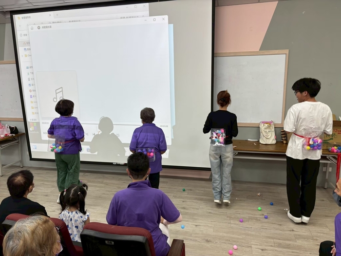 與媽媽跳舞圖片