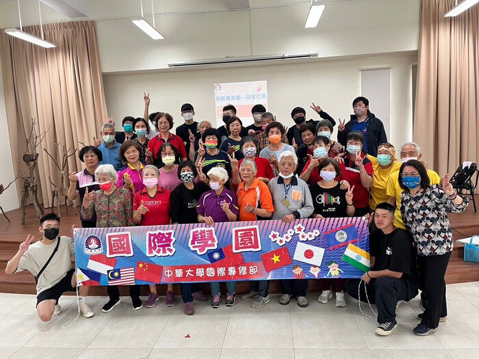 On April 6, Mrs. Chuang led the Malaysian and Taiwanese students in organizing a community care event, " Senior Crazy Board Game", for the senior citizens of the Jiadong community. First, one of the Taiwanese students performed "street dance" to entertain the seniors, and they all enjoyed it very much. The seniors who participated in the “teaching board games” activity were very happy and moved by the enthusiasm of our students. The volunteer team leader, CHO MEI-LING, of the Jiadong community, said she did not expect the seniors to enjoy playing the board game so much and to have so much fun, which entertained as well as taught. She said she was very happy to have CHU as a neighbor and hoped that the school will continue to organize similar activities in the future.