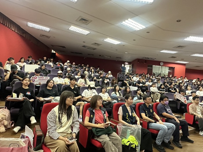 學生一邊聆聽講解，一邊閱讀宣導資料，瞭解居留、工讀與生活安全等重要事項。希望透過實用資訊，幫助新生更快適應在臺生活。圖片
