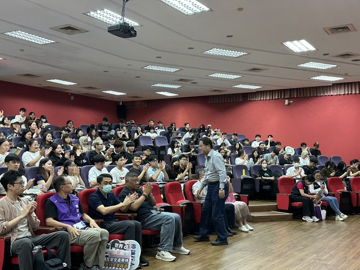 副校長發表後, 現場介紹境外生留臺就業相關資訊，讓學生認識未來的職涯發展方向，也鼓勵大家在求學期間充實專業能力，為畢業後的選擇做好準備。圖片