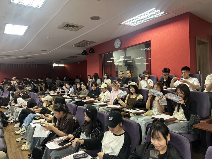學生開心展示活動中的宣導資料與贈品。教官及勞工局準備的小禮物，讓學生在學習交通安全、反詐騙與工讀權益等知識之餘，也收穫一份驚喜。圖片