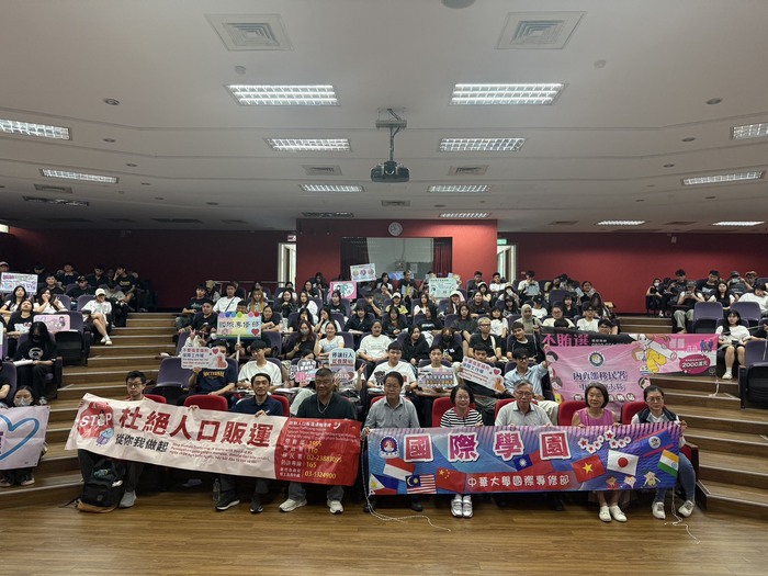 宣導單位與學生在活動現場合影，為這場充實的迎新宣導留下紀念。感謝各單位分享實用知識，並準備贈品，讓新生感受到溫暖的歡迎。圖片