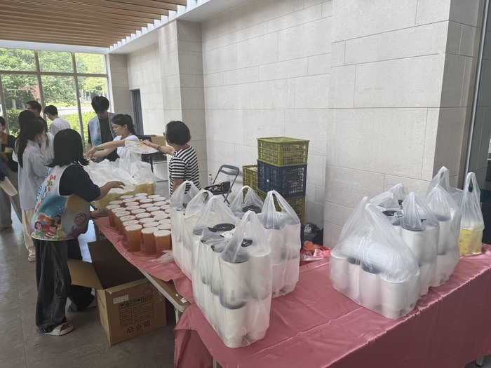 宣導結束後，工作人員貼心準備飲料與點心，讓學生在充實的講座後稍作休息，也感受到學校對境外新生的關懷。圖片