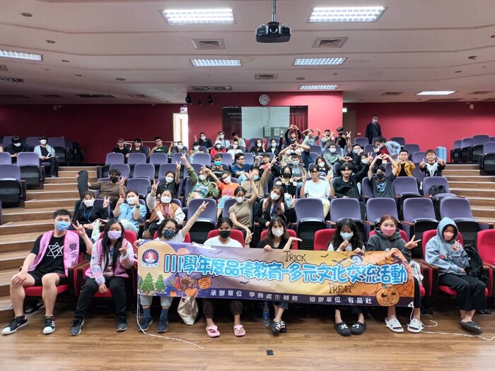 The Japanese Study club, Tea club，Orchestra club and Piano club. These four clubs along with the international vietnamese students had music performances together. Together they all came together to understand the meaning of the Thanksgiving season and the musical atmosphere that leaves them with gratitude and great memories.Image