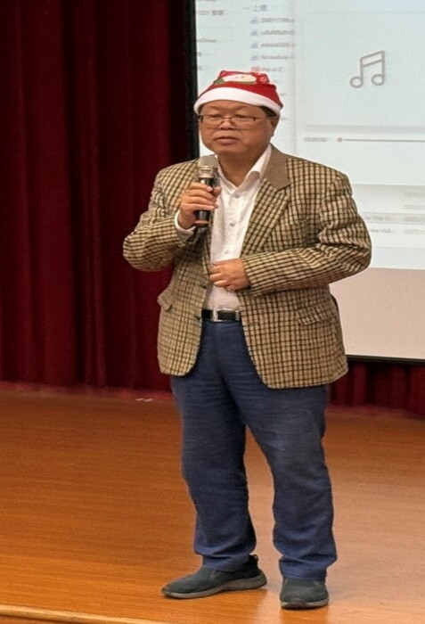 中華大學國際學園近日攜手中華宏宗傳統文化推廣協會，舉辦「國際學園外籍生歡渡聖誕佳節」活動。今年同學們參與踴躍，共吸引來自馬來西亞、越南及印尼等國家的外籍生和老師，共計近 250 人出席。透過溫馨歡樂的節慶交流，不僅展現中華大學多元、包容的校園文化，也讓遠赴異鄉求學的外籍學生在歲末寒冬中感受到滿滿的關懷與祝福，為留學生活留下珍貴而美好的回憶。 活動一開始，特別邀請學校大家長──解副校長──上台致詞，為本次盛會揭開序幕。解副校長表示，聖誕節不僅是充滿歡樂與祝福的節日，更象徵著分享、感恩與關懷。他期盼透過這樣的節慶活動，讓外籍學生在異鄉也能感受到家的溫暖，並在彼此交流中拉近不同文化之間的距離。 解副校長也勉勵在場的外籍學生，把握在台灣學習的寶貴時光，扎實學好中文，順利完成學業，並期許大家未來能將在中華大學所學的知識與文化體驗，化為前進的力量，在台灣或國際舞台上找到理想的工作，開創屬於自己的美好前程。圖片