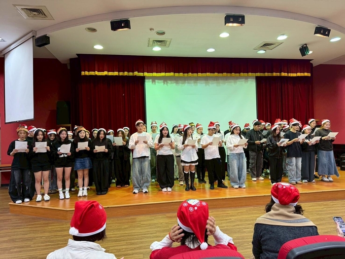 境外生合唱"聖誕節快樂"圖片
