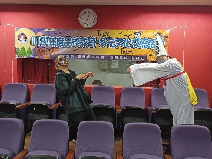 “Halloween Ghost Parade Party” was jointly organized by the Office of International Affairs and the Office of Student Affairs and was held at the International Conference Hall, attracting more than 200 people including teachers and students. The foreign students were from Japan, Malaysia, Indonesia, Vietnam, the Philippines, Thailand, and other countries. They were all dressed in costumes and enthusiastically engaged with Taiwanese students, making a lively scene.Image
