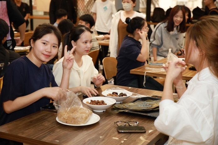 同學們踴躍參與粽子DIY文化教學圖片