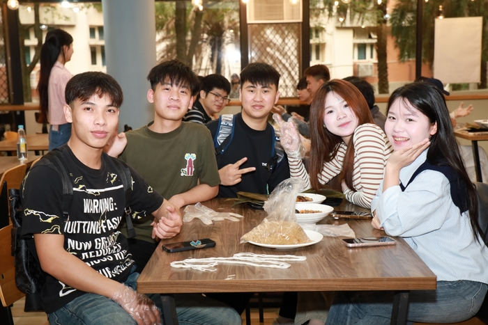 同學開心參與，體驗傳統包粽文化圖片