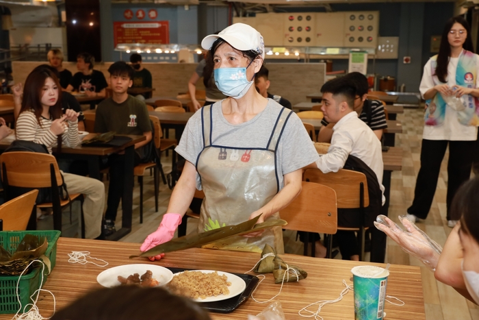 示範粽葉摺法與包粽步驟圖片
