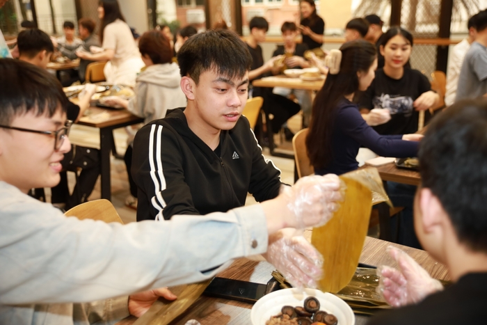 同學動手實作，學習包粽技巧圖片