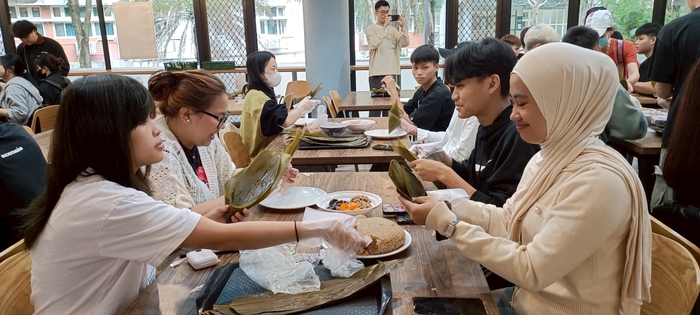 專心學習粽葉摺法與包粽技巧圖片