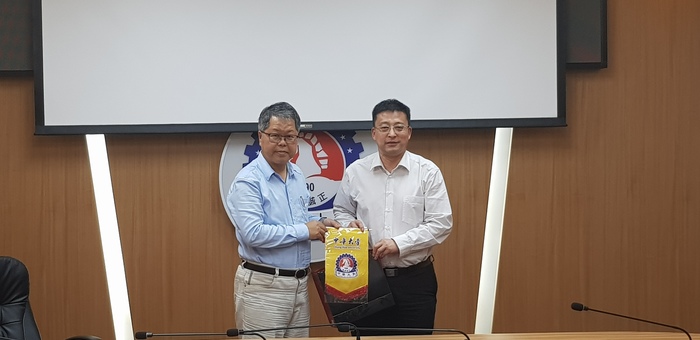 解副校長致贈校徽旗Image