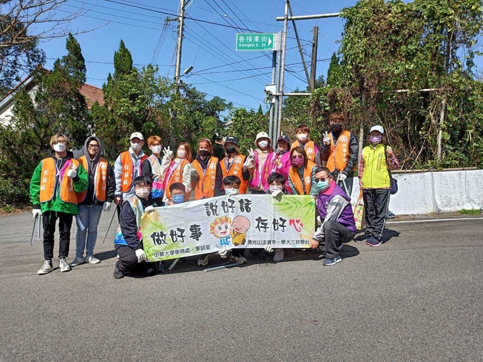 On February 20, the international students and Taiwanese students were led by the teacher Ms. Chuang and military instructors to perform community cleaning services at Dongxiang community. The people of the community and borough chief Lai-Jun Hsu were impressed by the enthusiasm and warmth of the students and expressed their gratitude to the students for their contribution to the community.