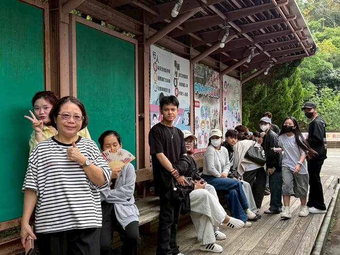全體師生於校門口集合，清點人數並搭乘遊覽車前往綠谷沙拉生態園區，展開校外教學活動。圖片