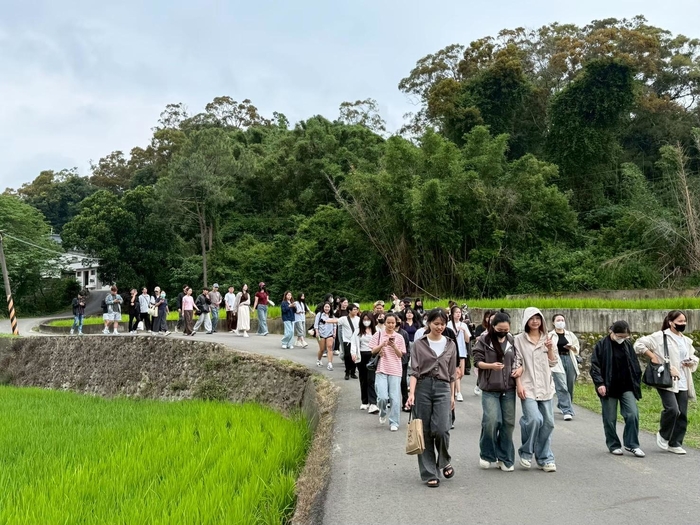 師生漫步田園步道，欣賞自然景觀，體驗農村環境與生態之美。圖片