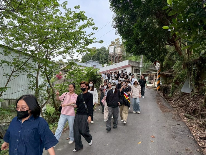師生漫步田園步道，欣賞自然景觀，體驗農村環境與生態之美。圖片