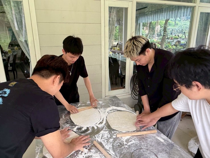 在老師指導下，學生親手揉麵、桿平麵糰，學習披薩餅皮製作技巧，體驗手作樂趣。圖片