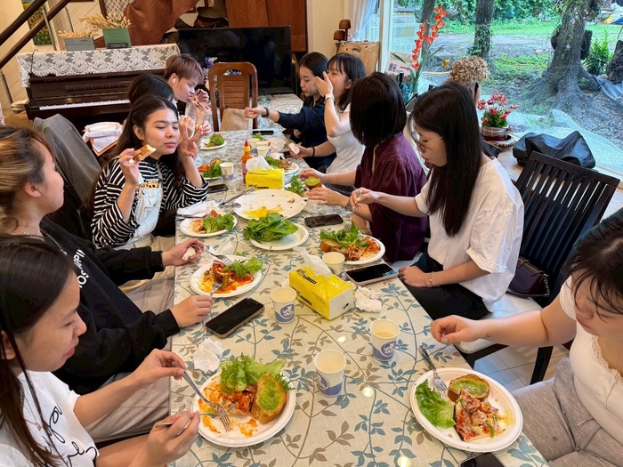 師生一起用餐圖片