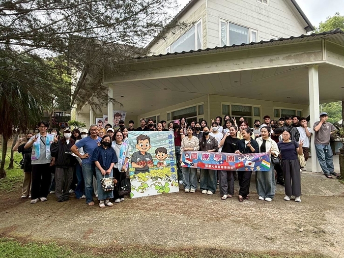 全體師生於活動結束後合影留念，為本次食農教育暨手作披薩體驗活動留下珍貴紀錄，也象徵本次校外教學圓滿成功。圖片