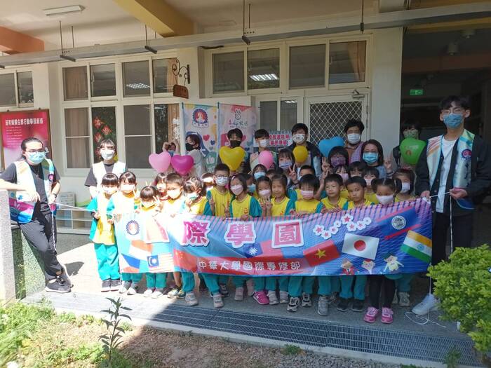 On March 23, Ms. Chuang led a group of Japanese international students from the Bachelor Program in Applied Foreign Language & Smart Commerce and Taiwanese students to Jiadong Elementary School for a community cultural exchange. The children were able to directly experience Japanese culture. The Japanese international students taught the children Japanese vocabulary, played games, and sang songs. The children were very surprised because it was the first time that Japanese people conducted these activities with elementary school students at their school, and the children were very cooperative with the Taiwanese students from CHU as well. The Japanese international students were particularly impressed by this rare opportunity. Jiadong Elementary School hopes that there will be more opportunities for more cultural exchanges with CHU in the future.Image