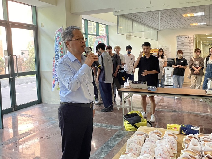 On September 12, the Office of the International Foundation Program hosted " Having Coffee at the Start of the School Year", which was attended by students from the International Foundation program and many foreign students from CHU. Mr. Xie, the Vice President, gave each student a donut and a cup of coffee, encouraging them to "Be ready to take the opportunities you are offered. Study hard and work hard, everything is for the good of the future."