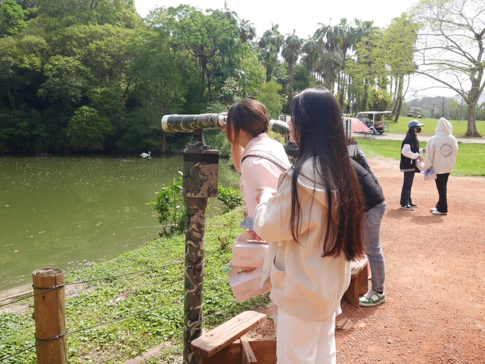 學生使用望遠鏡尋找天鵝