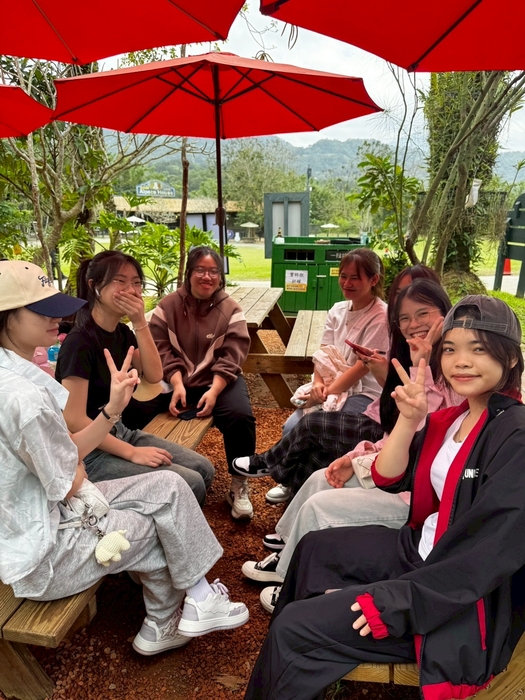 學生表示來綠世界與動物互動很開心