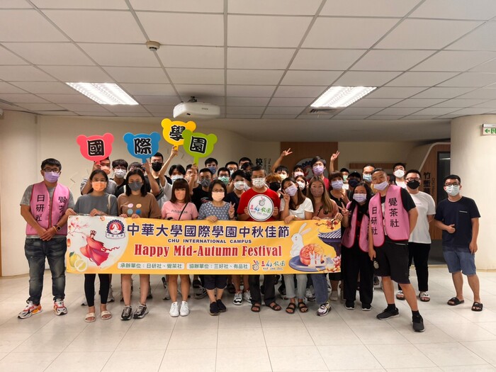 The 2022 Moon Festival celebration was jointly organized by the Office of International Affairs and the Office of Student Affairs to allow foreign students to experience local culture. It started on the day of the Mid-Autumn Festival on September 10, and over the series of 4 events, a total of more than 100 foreign students of different nationalities participated in the festivities.Image