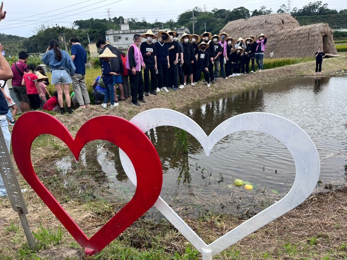 There will be dance and drama performances, a farming tools display, Hakka language, food made from local rice, handicrafts made using local materials, small fish catching games, a botanical tour, a market for local agricultural products, a straw landscape art tour, and lunch.Image