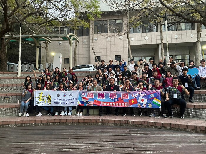 Students from the CHU International Campus and high school students from Nansha, Malaysia who came to Taiwan for a study tour had a great time together. The international students were divided into four groups to teach the high school students Japanese and Taiwanese, and to play a game of "Gatecrash" and "Smiley Face Puzzle". The event ended with the Japanese student Ryuko playing and singing his own song! In the end, the participants all said goodbye to each other and promised to see each other again!Image